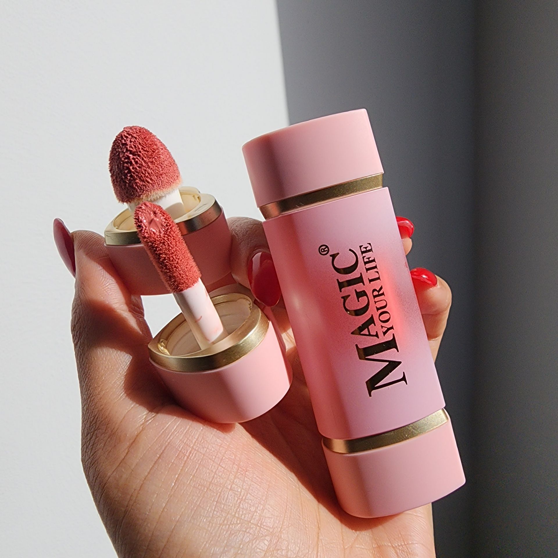 رژگونه و رژ مایع پددار magic